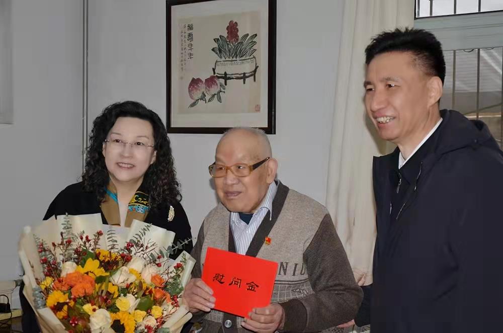 濟(jì)南產(chǎn)發(fā)集團(tuán)黨委副書記、總經(jīng)理黃蓓走訪慰問(wèn)離休老干部、老黨員